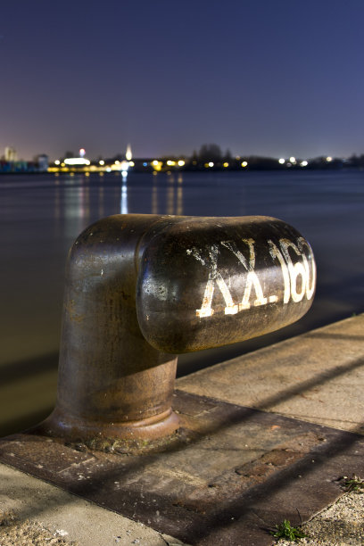 泊船码头，河岸边的一个系泊码头图片下载