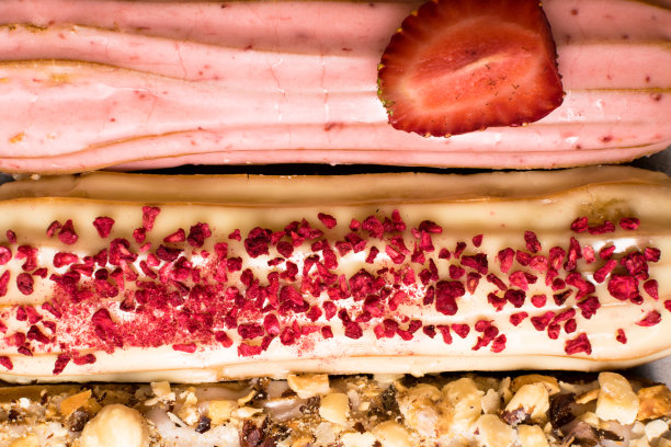 甜美多彩的法国泡芙，浆果，巧克力，坚果。一组法式甜点。这样的背景。美味的五颜六色的小饼。图片下载