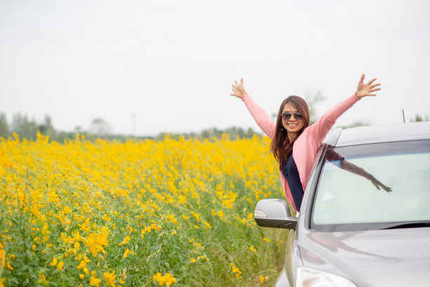 自由和假日旅行概念，个人观点的自由和旅行者亚洲女性。快乐的假期旅行和美好的生活，年轻女孩的生活方式展开双手与Sunn麻场背景。图片下载