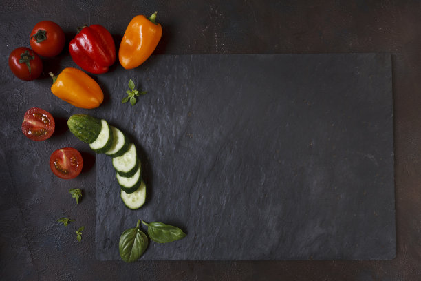 新鲜蔬菜的特写照片在黑色的石头砧板上。俯视图在黑暗的混凝土表背景图片下载