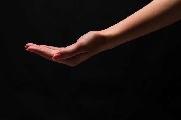 女人手心张开孤立上黑图片下载