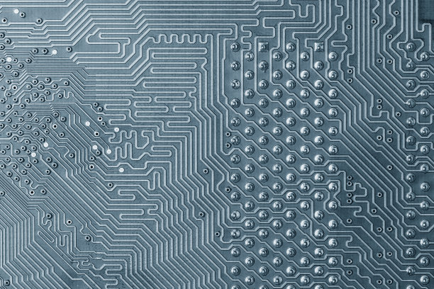 电子元件安装在设备板上，芯片、二极管、电容器、扼流圈图片下载