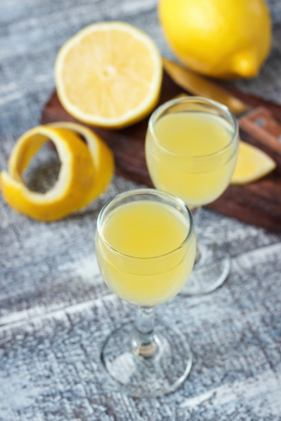 利口酒和柠檬图片下载