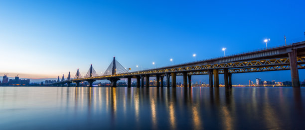 黄昏时旧金山的城市灯光，左边是海湾大桥。图片下载