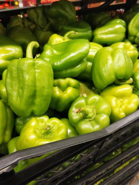 塑料篮子里的青椒图片下载