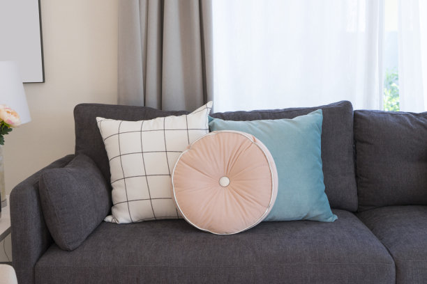 沙发上的彩色枕头图片下载