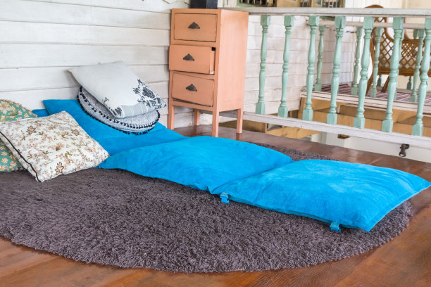 泰式，木板阳台上的床垫。图片下载