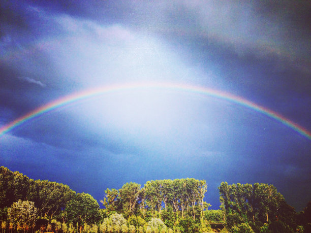 起伏的田野与彩虹的乡村风景图片下载