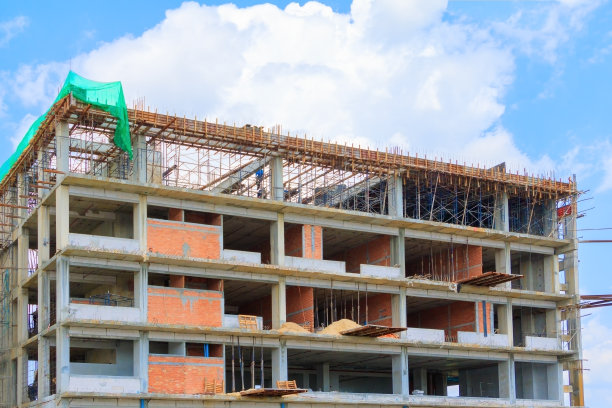 在发展城市的高大施工现场和塔吊工作。用复制空间添加文本图片下载