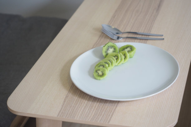 猕猴桃孤立在白色盘子上。图片下载