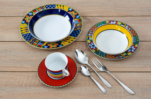 从上面看木桌上摆放着五颜六色的盘子图片下载