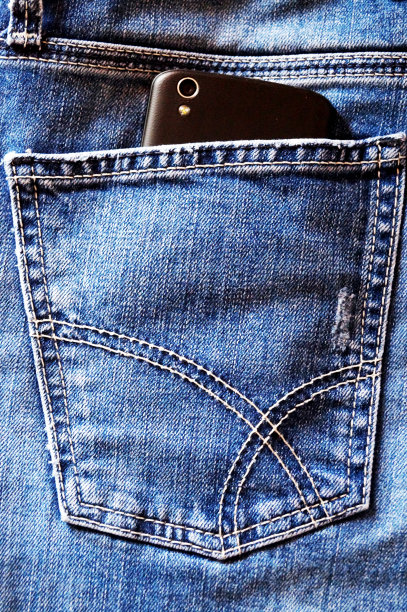 牛仔裤口袋里装手机图片下载