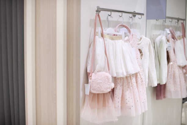 给女孩子穿的童装。店里的奇装异服。更衣室图片下载