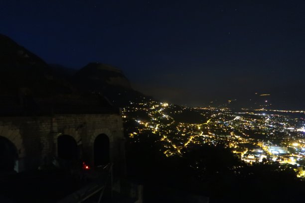 格勒诺布尔夜间的城市景观图片下载