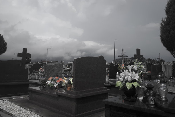 黑白两色的天主教墓地。死者的坟墓。死亡的概念。图片下载