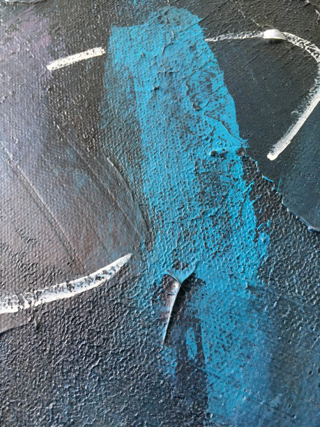 深蓝宇宙的暗夜。深蓝色背景与自然靛蓝绘画纹理。令人惊叹的夜间背景为明亮的标志，横幅和其他设计作品。图片下载