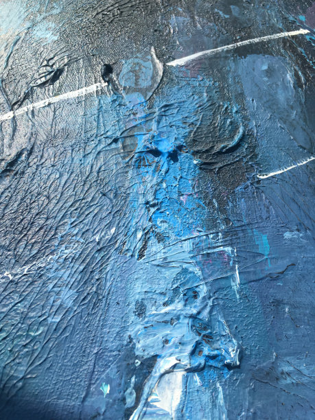 深蓝宇宙的暗夜。深蓝色背景与自然靛蓝绘画纹理。令人惊叹的夜间背景为明亮的标志，横幅和其他设计作品。图片下载