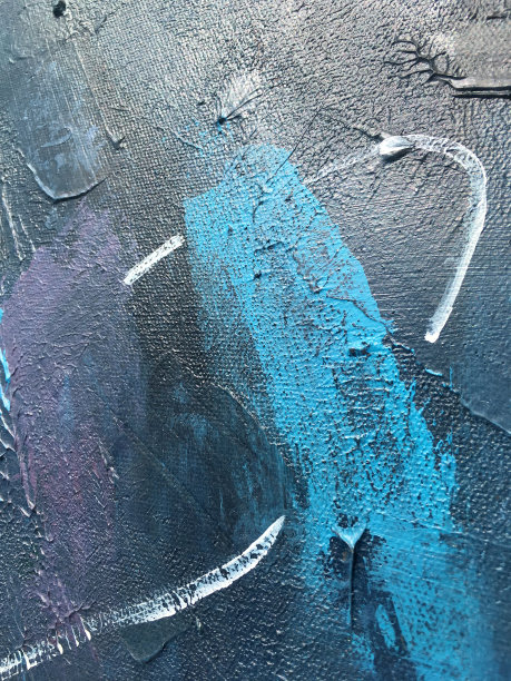 深蓝宇宙的暗夜。深蓝色背景与自然靛蓝绘画纹理。令人惊叹的夜间背景为明亮的标志，横幅和其他设计作品。图片下载