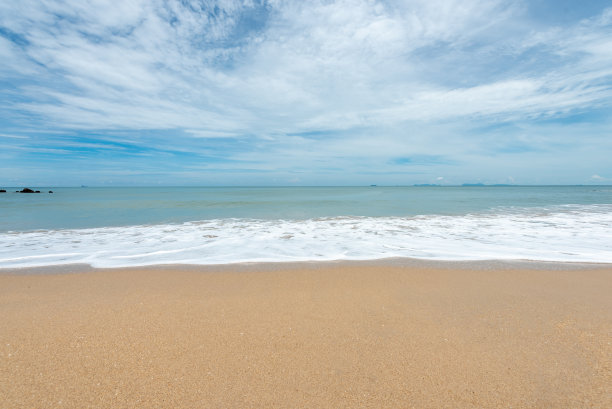 沙滩上柔和的波浪图片下载