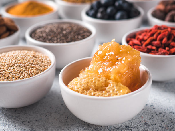 蜂窝状的小白碗和其他超级食物图片下载