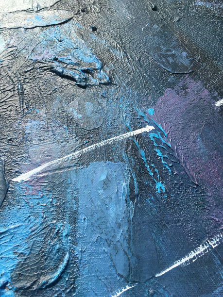 深蓝宇宙的暗夜。深蓝色背景与自然靛蓝绘画纹理。令人惊叹的夜间背景为明亮的标志，横幅和其他设计作品。图片下载