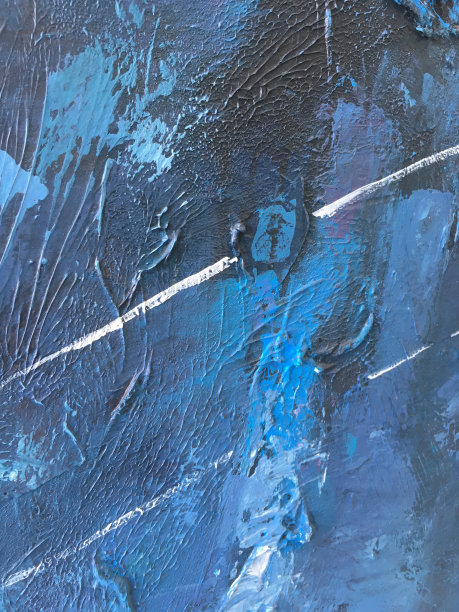 深蓝宇宙的暗夜。深蓝色背景与自然靛蓝绘画纹理。令人惊叹的夜间背景为明亮的标志，横幅和其他设计作品。图片下载