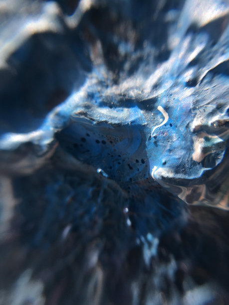 深蓝宇宙的暗夜。深蓝色背景与自然靛蓝绘画纹理。令人惊叹的夜间背景为明亮的标志，横幅和其他设计作品。图片下载