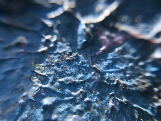 深蓝宇宙的暗夜。深蓝色背景与自然靛蓝绘画纹理。令人惊叹的夜间背景为明亮的标志，横幅和其他设计作品。图片下载