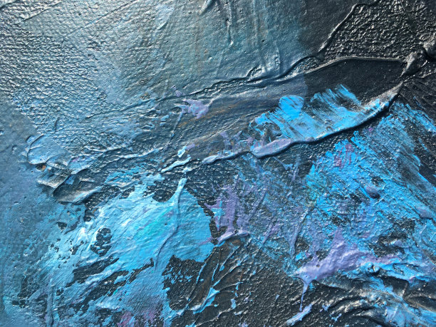 深蓝宇宙的暗夜。深蓝色背景与自然靛蓝绘画纹理。令人惊叹的夜间背景为明亮的标志，横幅和其他设计作品。图片下载