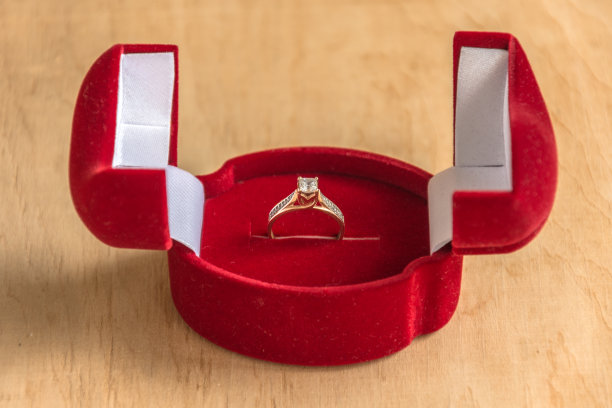 订婚戒指在一个礼品盒木制背景。图片下载