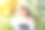 女孩用手机听音乐。图片下载