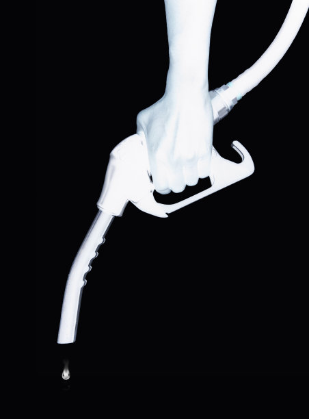 手持有燃油滴注的汽油泵图片下载