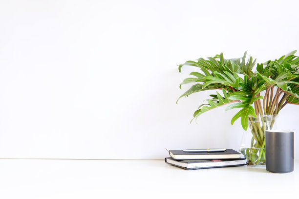 工作空间里有一杯咖啡，平底锅和笔记本。图片下载