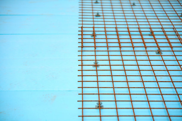 地板保温用钢丝网钢筋和钢筋混凝土。图片下载
