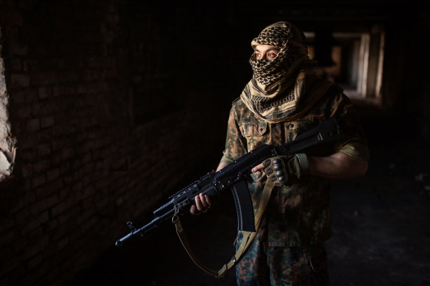 手持AK-47卡拉什尼科夫冲锋枪的阿拉伯士兵图片下载