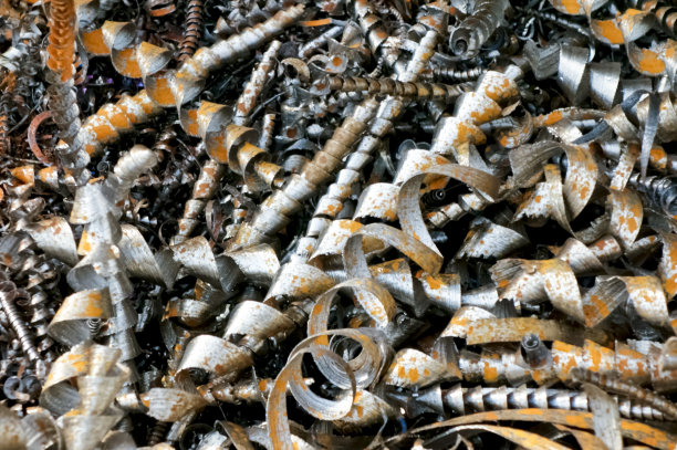 各种金属件从镇内工厂排出图片下载