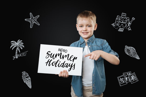 轻松的男孩指着指示牌，看起来很高兴图片下载