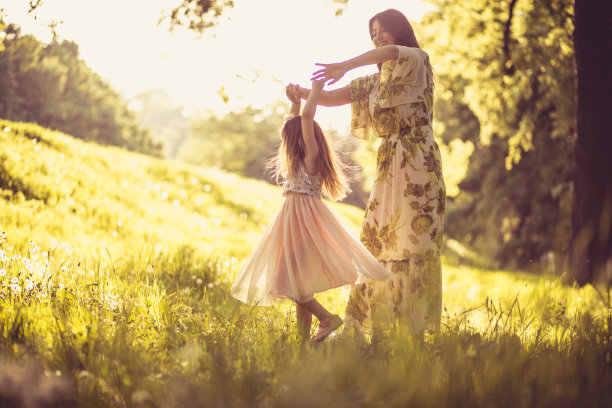 玩的时间。母亲和女儿在外面。春天的季节。图片下载