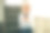 女商人微笑着坐在办公室楼梯上读文章图片下载