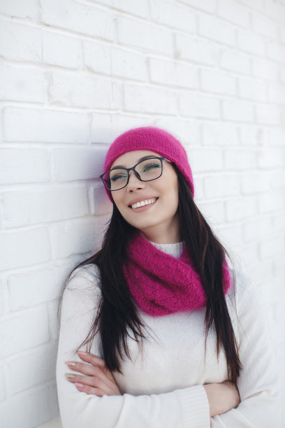 美丽的女孩戴着秋帽，围着秋围巾在户外图片下载