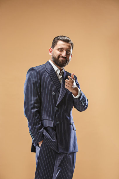 快乐的商人指着你，想要你，半长的特写肖像在柔和的背景图片下载