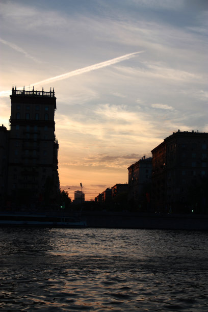 黑色城市背景上的天空图片下载