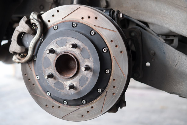 在新轮胎更换和维护过程中，关闭后轮盘断裂图片下载