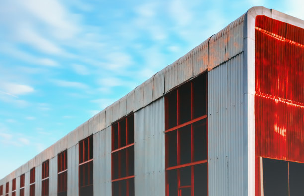 巨大的废弃金属机库图片下载