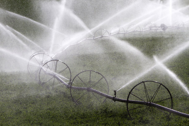 农业设备喷灌轮图片下载