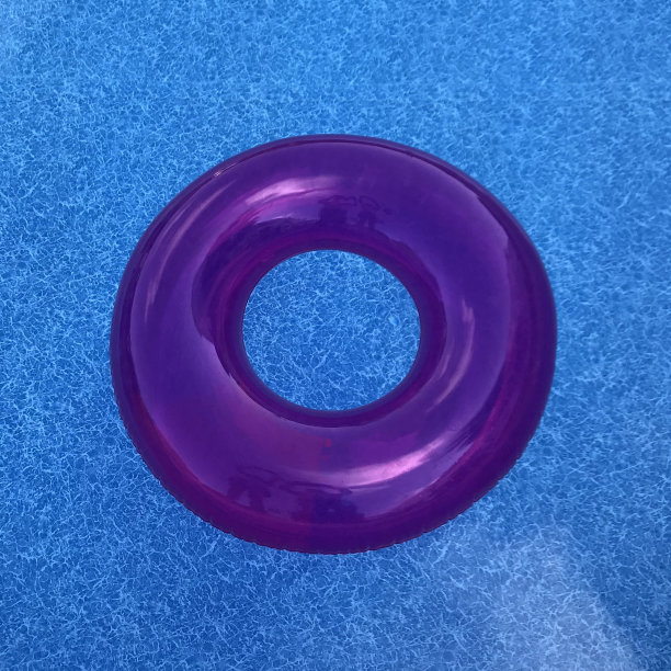 游泳池里的救生圈图片下载