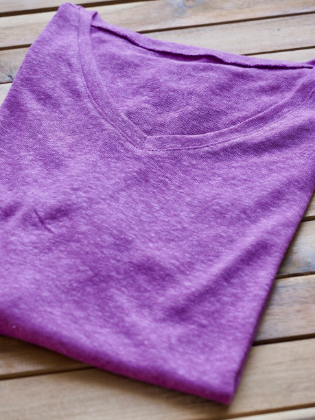 v领短袖t恤和服装标签图片下载