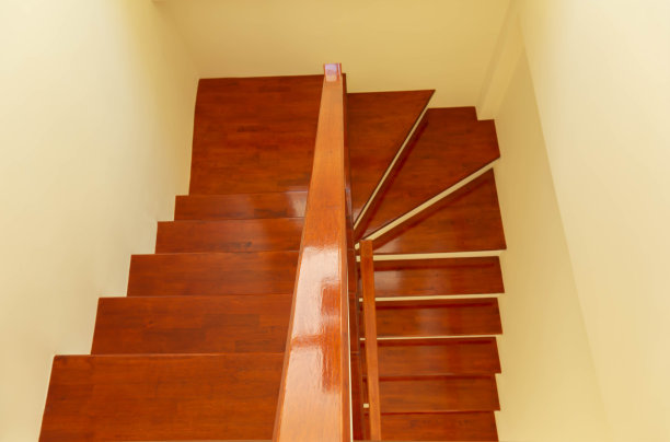 豪华住宅中的棕色木制楼梯的特写细节图片下载