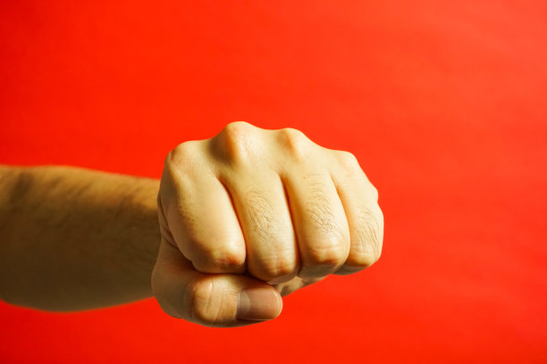 手的表情，打孔，红色背景图片下载