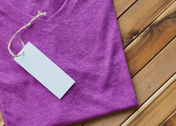 v领短袖t恤和服装标签图片下载